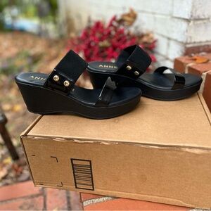 NEW. Ann Kline Black strap open toe heeled sandals NWOT